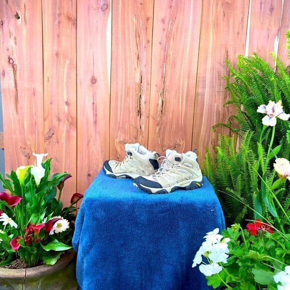 Ladies Merrell Moab above the ankle hiking boots with Vibram soles sized 7 - Picture 1 of 8